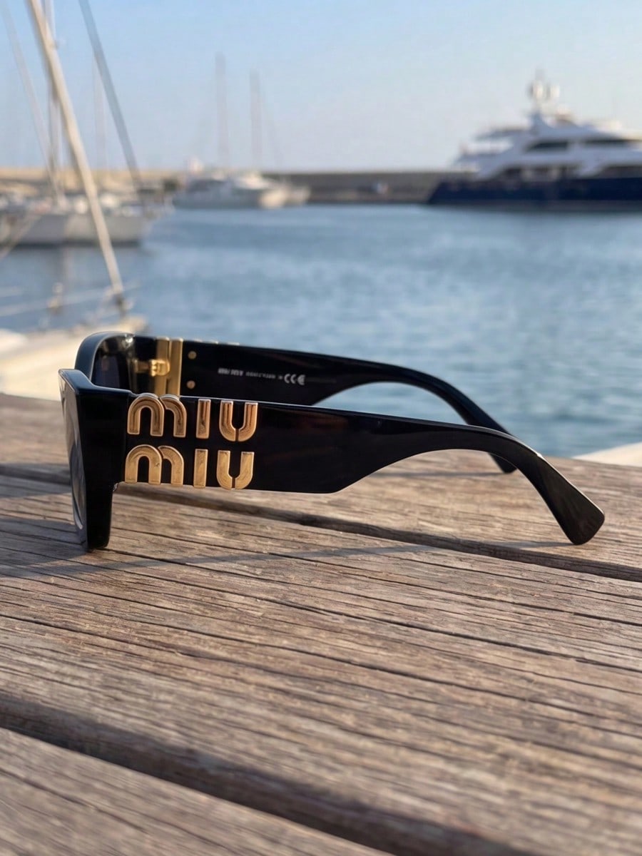 Сонцезахисні окуляри Miu Miu SMU09W - Чорні з формою котяче око із золотим логотипом чорний
Сонцезахисні окуляри Miu Miu SMU09W - Чорні з формою котяче око із золотим логотипом чорний