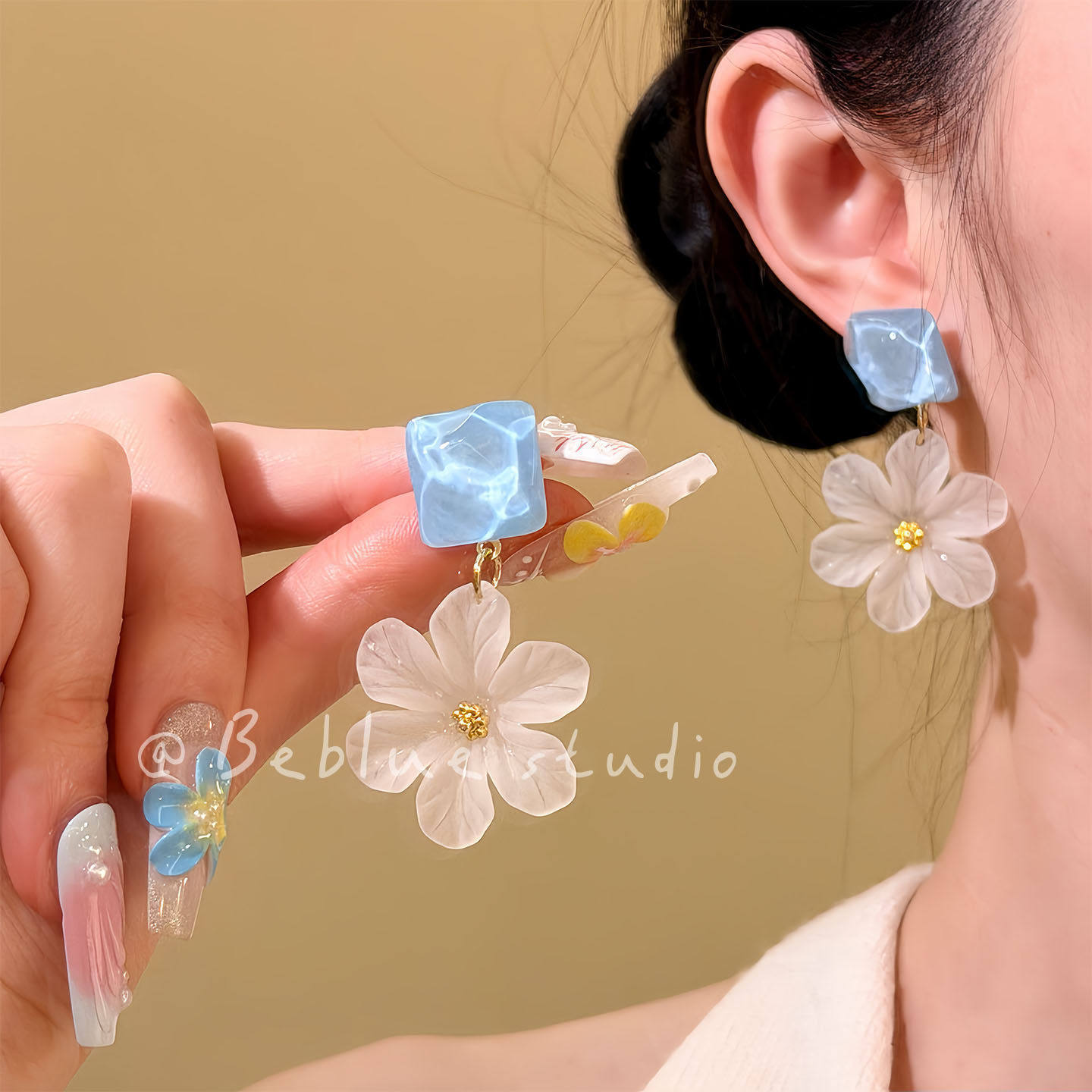 French blue square flower earrings holiday wind super fairy sweet face little spring and summer earrings women
French blue square flower earrings holiday wind super fairy sweet face little spring and summer earrings women