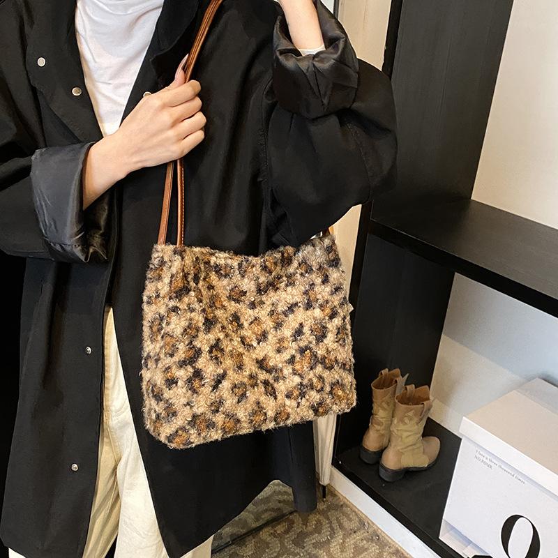 2025 new plush woolen small square bag large capacity shoulder women s bag leopard print underarm hair bag 26.5*11*24 коричневый
2025 new plush woolen small square bag large capacity shoulder women s bag leopard print underarm hair bag 26.5*11*24 коричневый