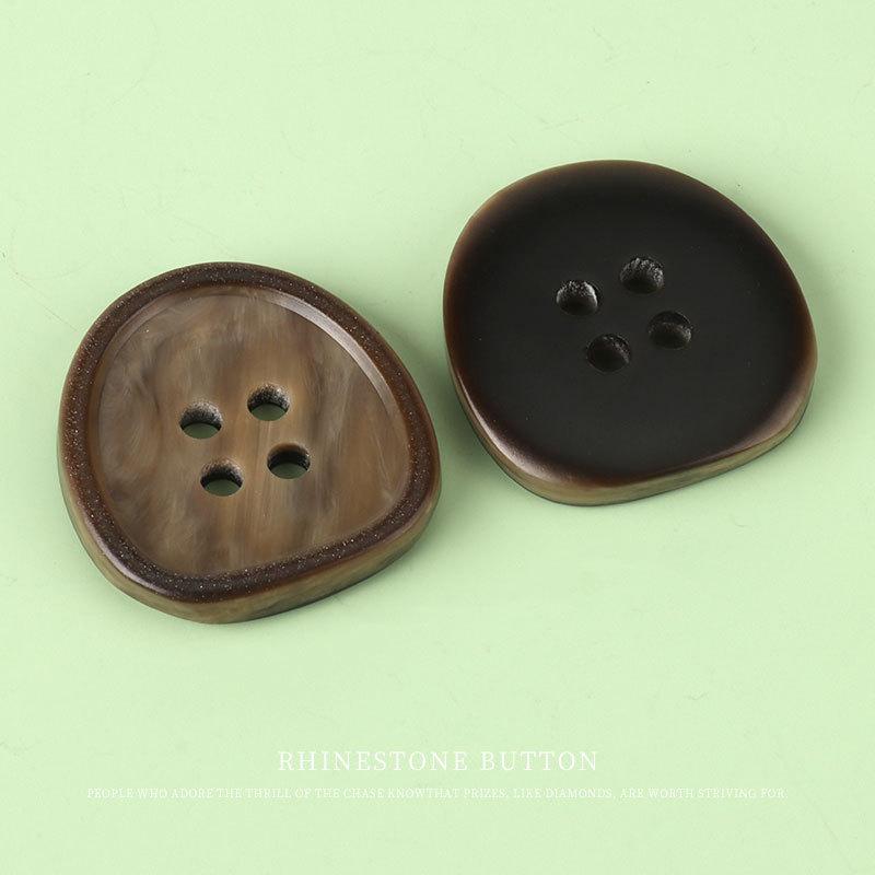 5 шт. Пуговицы из смолы особой формы в виде щита, Высококачественные пуговицы для шерстяного пальто, тренча, пиджака, свитера, пуговицы с четырьмя отверстиями 18mm coffee
5 шт. Пуговицы из смолы особой формы в виде щита, Высококачественные пуговицы для шерстяного пальто, тренча, пиджака, свитера, пуговицы с четырьмя отверстиями 18mm coffee