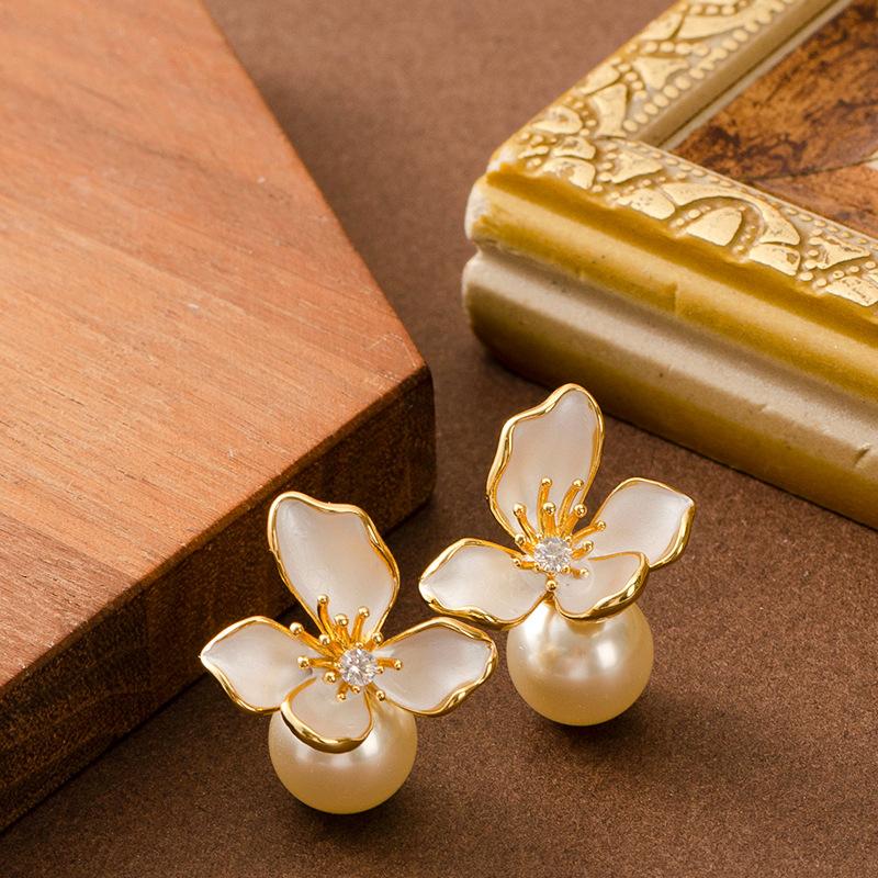 French retro elegant antique style oil dripping flower pearl stud earrings femininity sweet versatile earrings
French retro elegant antique style oil dripping flower pearl stud earrings femininity sweet versatile earrings