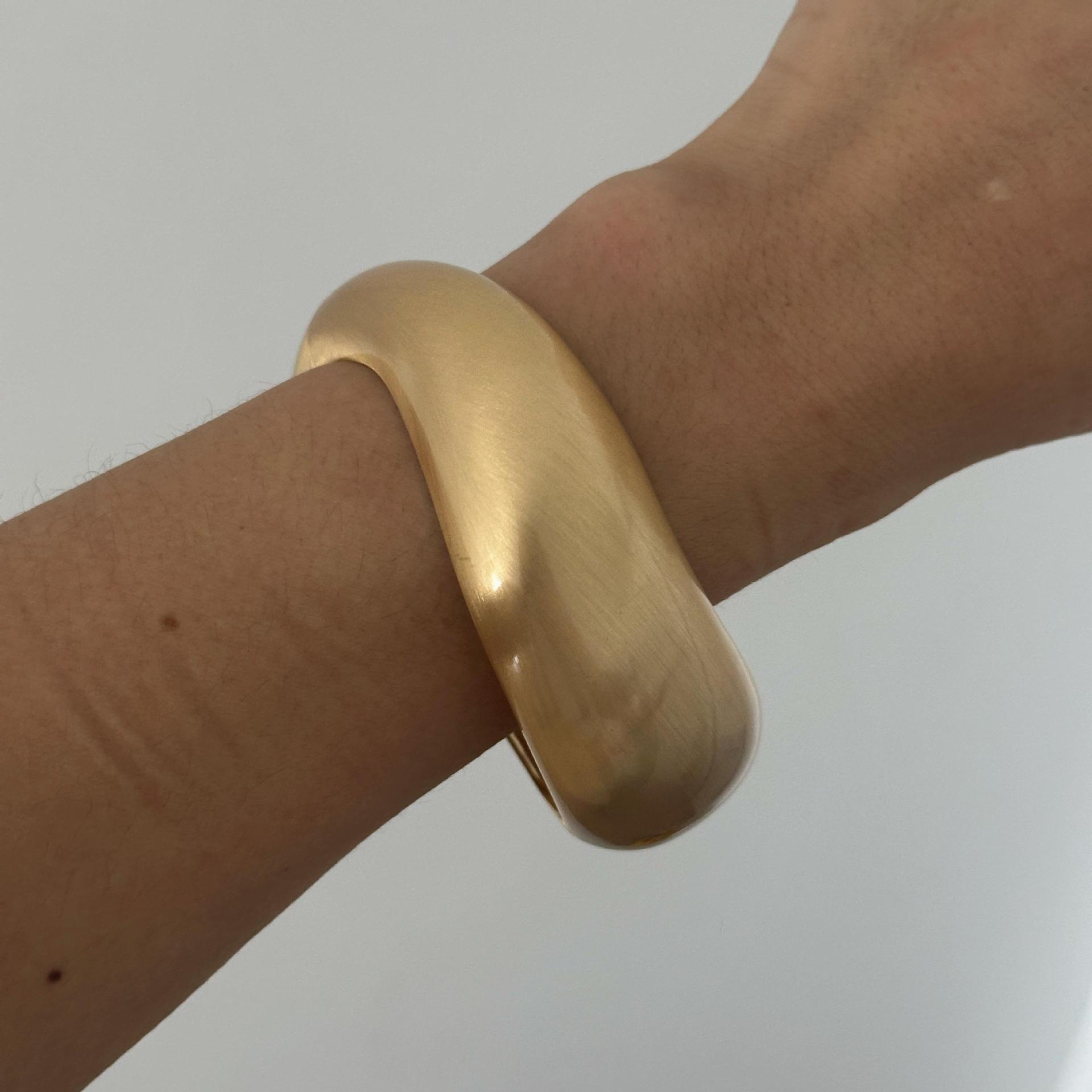 DIEZI Exaggerated Hip Hop Matte Gold Color Metal Cuff Bangles Fashion Geometric Spring Bangles For Women Bracelet Men Jewelry
DIEZI Exaggerated Hip Hop Matte Gold Color Metal Cuff Bangles Fashion Geometric Spring Bangles For Women Bracelet Men Jewelry