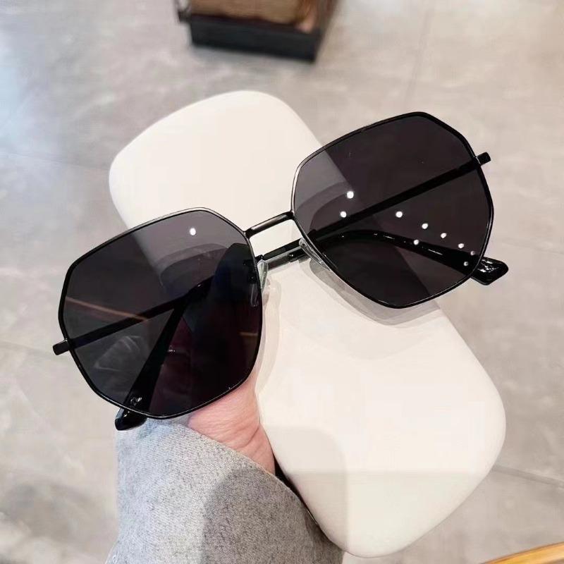 Stylish Metal Women s Sunglasses Classic Men Big Frame Square Sun Glasses Outdoor Driving UV Protection Eye Wear UV400 Protection Glasses As shown in the figu
Stylish Metal Women s Sunglasses Classic Men Big Frame Square Sun Glasses Outdoor Driving UV Protection Eye Wear UV400 Protection Glasses As shown in the figu