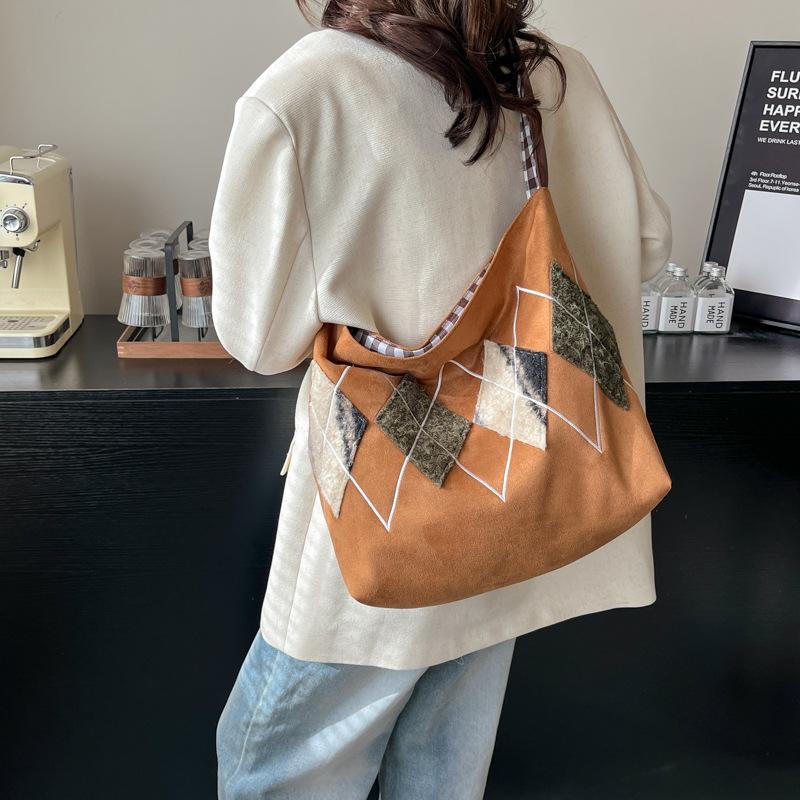 Splicing large-capacity casual 2025 retro winter new simple texture tote shoulder armpit bag 31*13*32
Splicing large-capacity casual 2025 retro winter new simple texture tote shoulder armpit bag 31*13*32