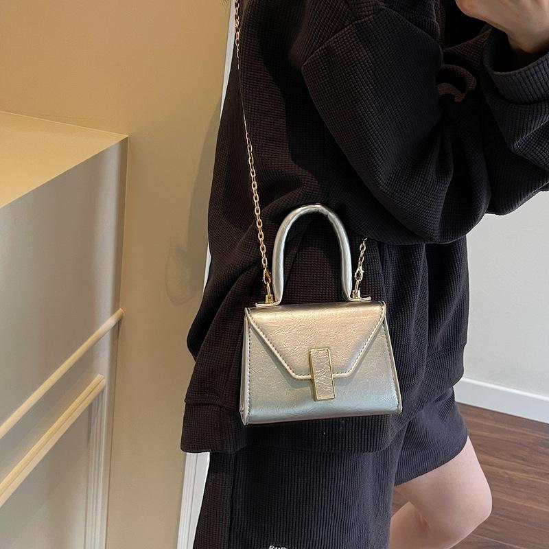 Temperament Fashion Casual Women s 2025 New Summer Texture Solid Color Chain One Shoulder Crossbody Portable Small Square Bag чорний
Temperament Fashion Casual Women s 2025 New Summer Texture Solid Color Chain One Shoulder Crossbody Portable Small Square Bag чорний