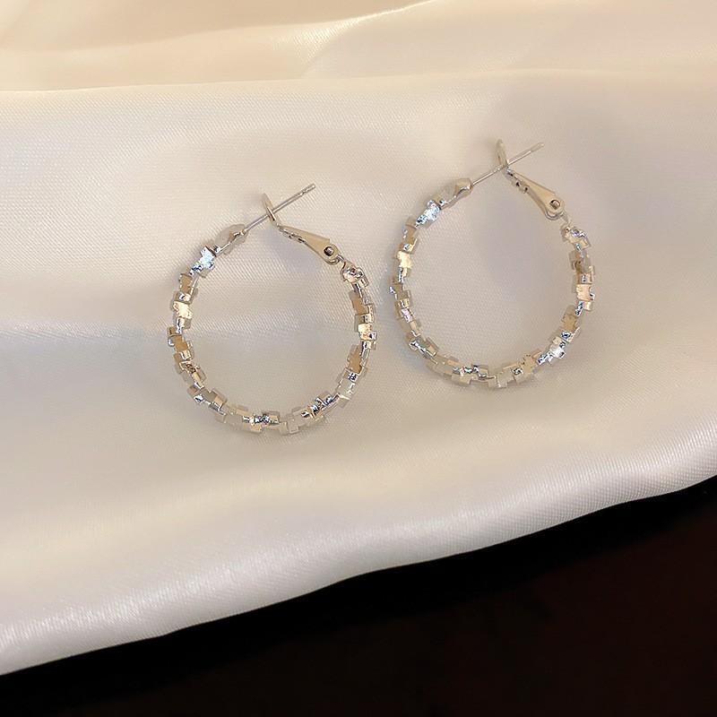 Metal-sensitive glossy round plain ring stud earrings, fashionable and simple earrings, earrings, temperament earrings.
Metal-sensitive glossy round plain ring stud earrings, fashionable and simple earrings, earrings, temperament earrings.