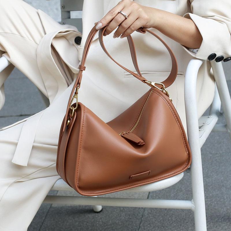 New Trendy Leather Bag Retro Fashion Versatile Small Square Bag Cowhide One Shoulder Crossbody Bag Large Capacity Women
New Trendy Leather Bag Retro Fashion Versatile Small Square Bag Cowhide One Shoulder Crossbody Bag Large Capacity Women