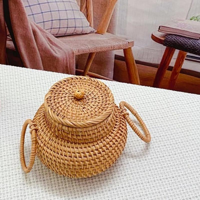 Аксессуары из ротанга, большая вместительная корзина для еды с хлебом и фруктами, портативная, легко чистящаяся с крышкой, настольный органайзер, корзина для хранения ручной работы
Аксессуары из ротанга, большая вместительная корзина для еды с хлебом и фруктами, портативная, легко чистящаяся с крышкой, настольный органайзер, корзина для хранения ручной работы