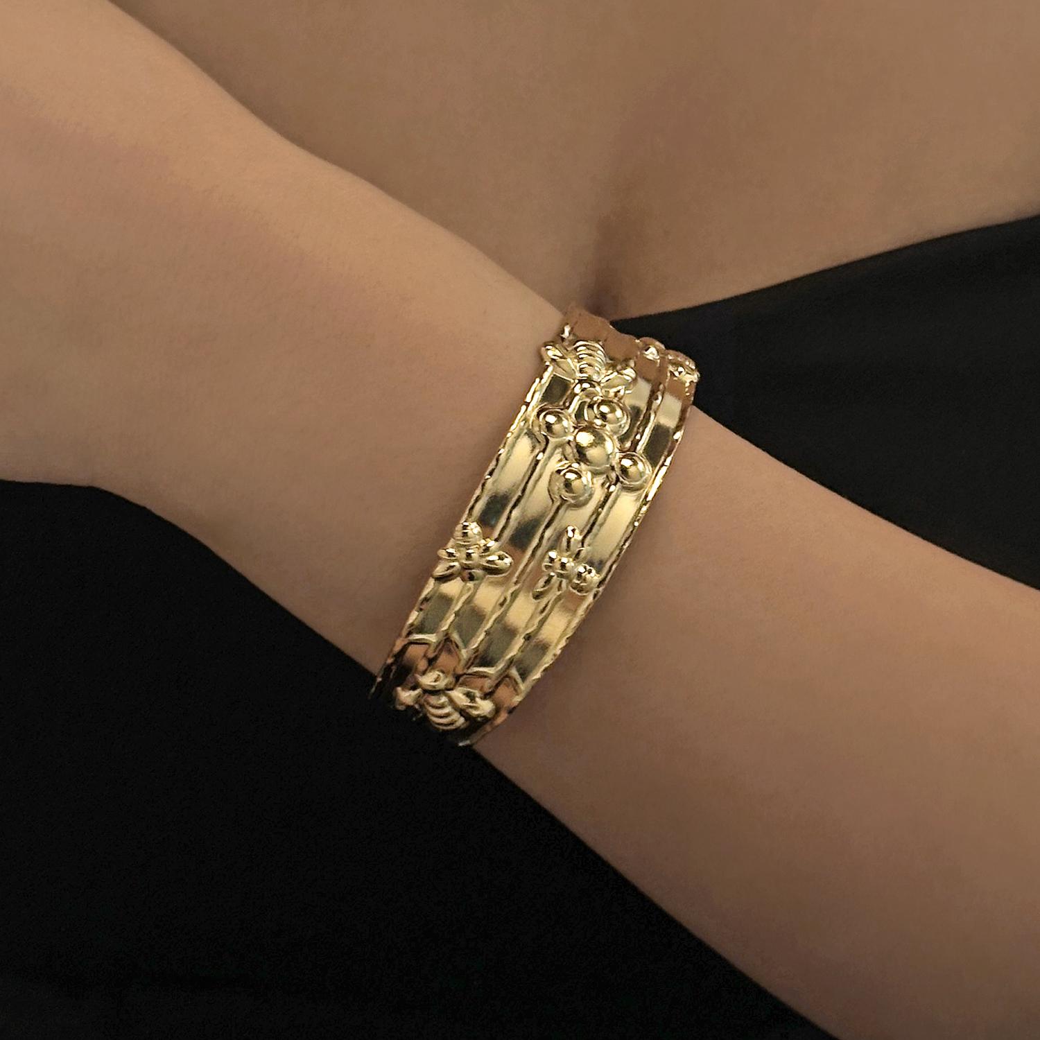 Stainless Steel Wide Cuff Bangles for Women Gold Color Big Bee Flower Printing Bracelets Exquisite Party Jewelry Accessories
Stainless Steel Wide Cuff Bangles for Women Gold Color Big Bee Flower Printing Bracelets Exquisite Party Jewelry Accessories