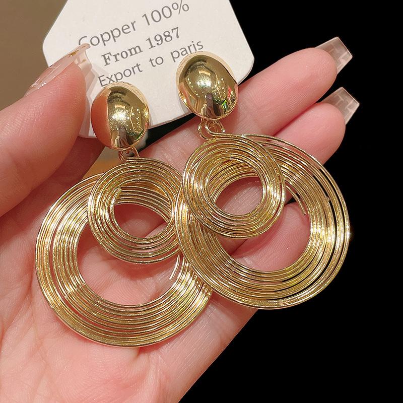 Silver needle metal coiled round earrings European and American exaggerated temperament earrings niche fashion high-end earrings women
Silver needle metal coiled round earrings European and American exaggerated temperament earrings niche fashion high-end earrings women