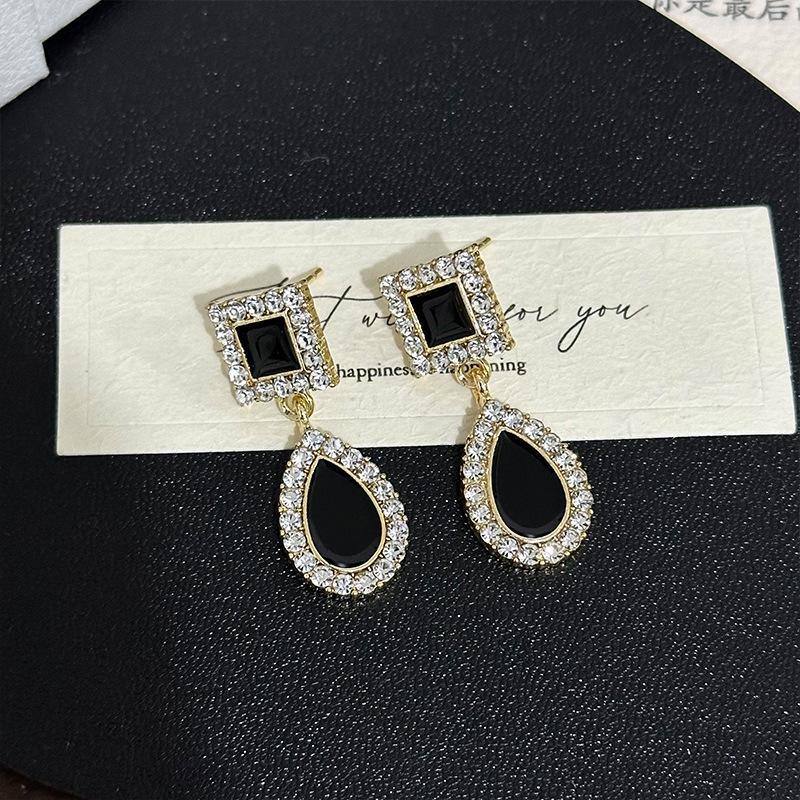 Light luxury diamond-set water drop geometric square earrings women s cold niche high-end temperament fashion design earrings чёрный
Light luxury diamond-set water drop geometric square earrings women s cold niche high-end temperament fashion design earrings чёрный