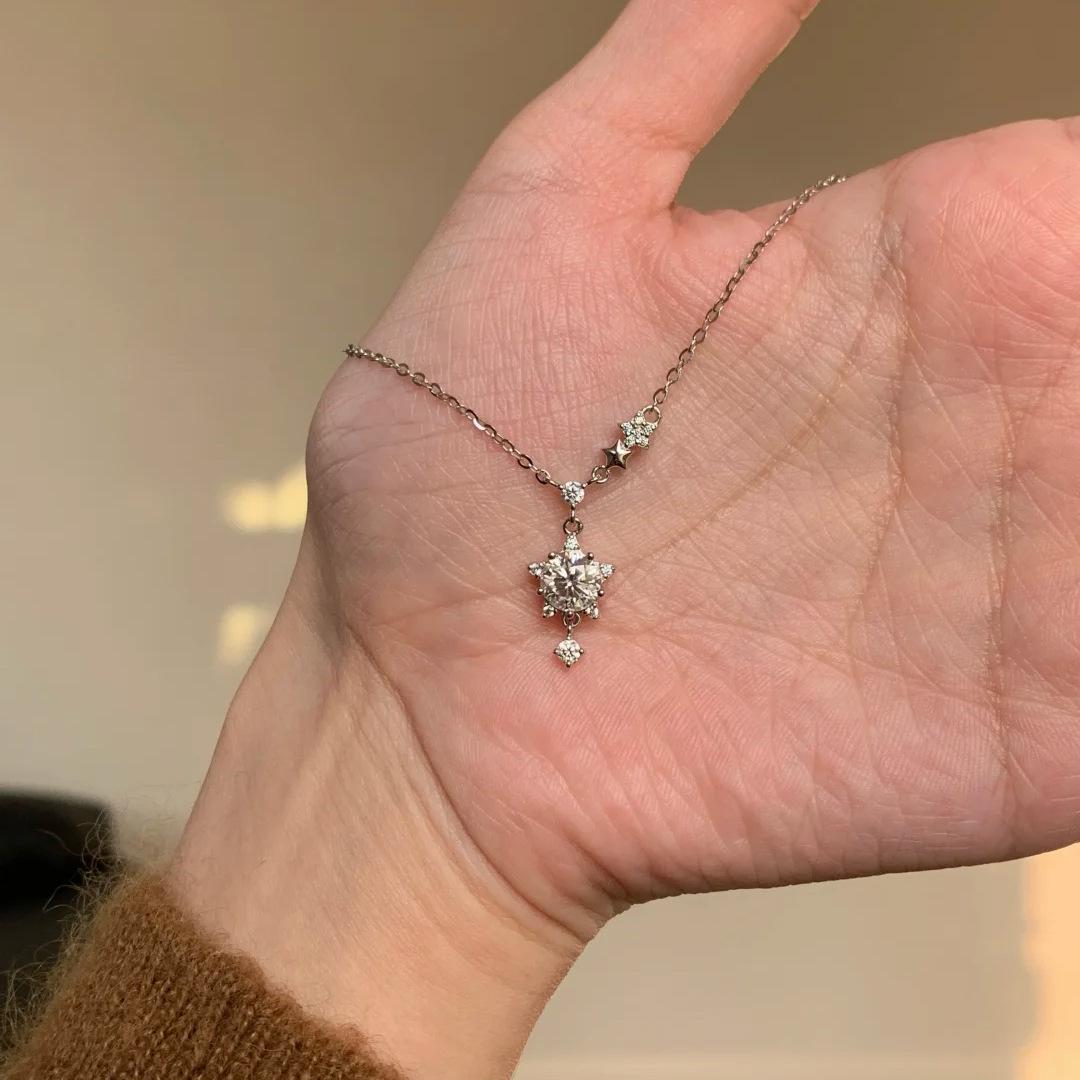 Exquisite full diamonds inlay star necklace fashion light luxury tassel unique light luxury high-end collar chain jewelry gift 45cm серебряный
Exquisite full diamonds inlay star necklace fashion light luxury tassel unique light luxury high-end collar chain jewelry gift 45cm серебряный