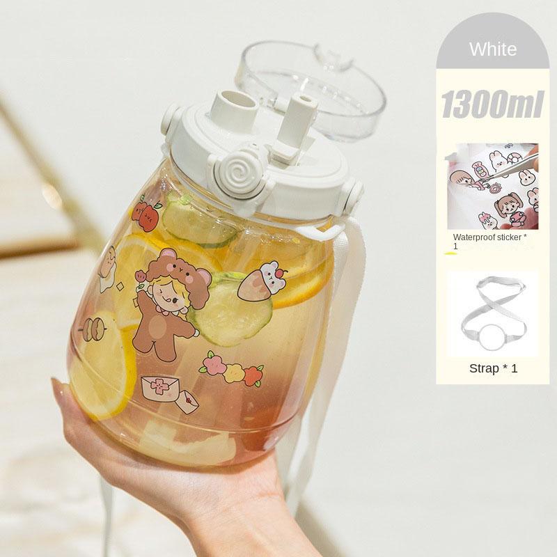 1300 ML Large Capacity Outdoor Sports Water Bottle With Straw Strap Creative Cute Sticker Portable Plastic Kids Sippy Water Cup 1.3L бежевий
1300 ML Large Capacity Outdoor Sports Water Bottle With Straw Strap Creative Cute Sticker Portable Plastic Kids Sippy Water Cup 1.3L бежевий