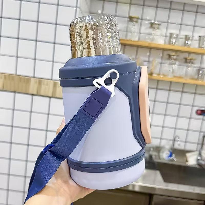 1/1.5L Large Capacity Crossbody Thermos Stainless Steel Insulated Kettle for Outdoor Portable Men s Women s Camping Water Bottle 1000ml синий
1/1.5L Large Capacity Crossbody Thermos Stainless Steel Insulated Kettle for Outdoor Portable Men s Women s Camping Water Bottle 1000ml синий