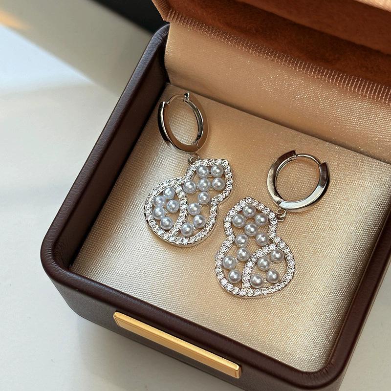 Chinese style Fulu gourd crystal pearl earrings high-end fashion hollow earrings niche design versatile earrings
Chinese style Fulu gourd crystal pearl earrings high-end fashion hollow earrings niche design versatile earrings