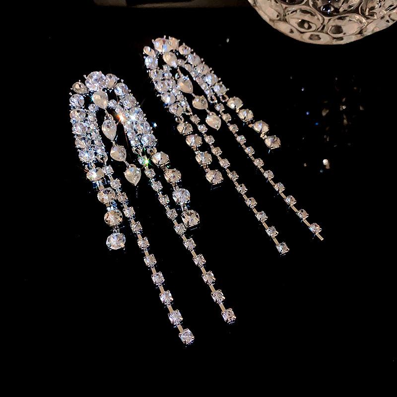 European and American silver needle diamond fringed long earrings niche cold wind temperament earrings high-end versatile earrings
European and American silver needle diamond fringed long earrings niche cold wind temperament earrings high-end versatile earrings
