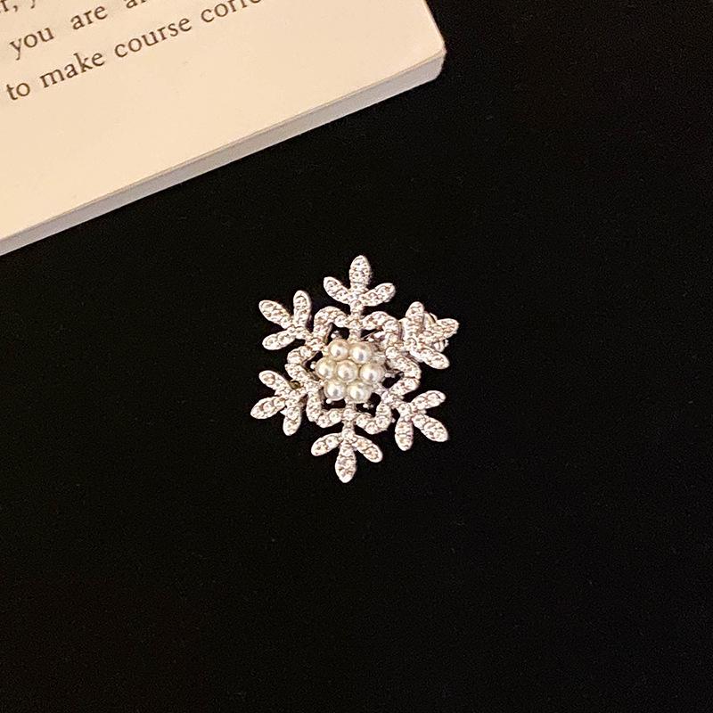 Воспоминание о первом снеге: Блестящая заколка для волос в виде снежинки со стразами и жемчугом One Size
Воспоминание о первом снеге: Блестящая заколка для волос в виде снежинки со стразами и жемчугом One Size