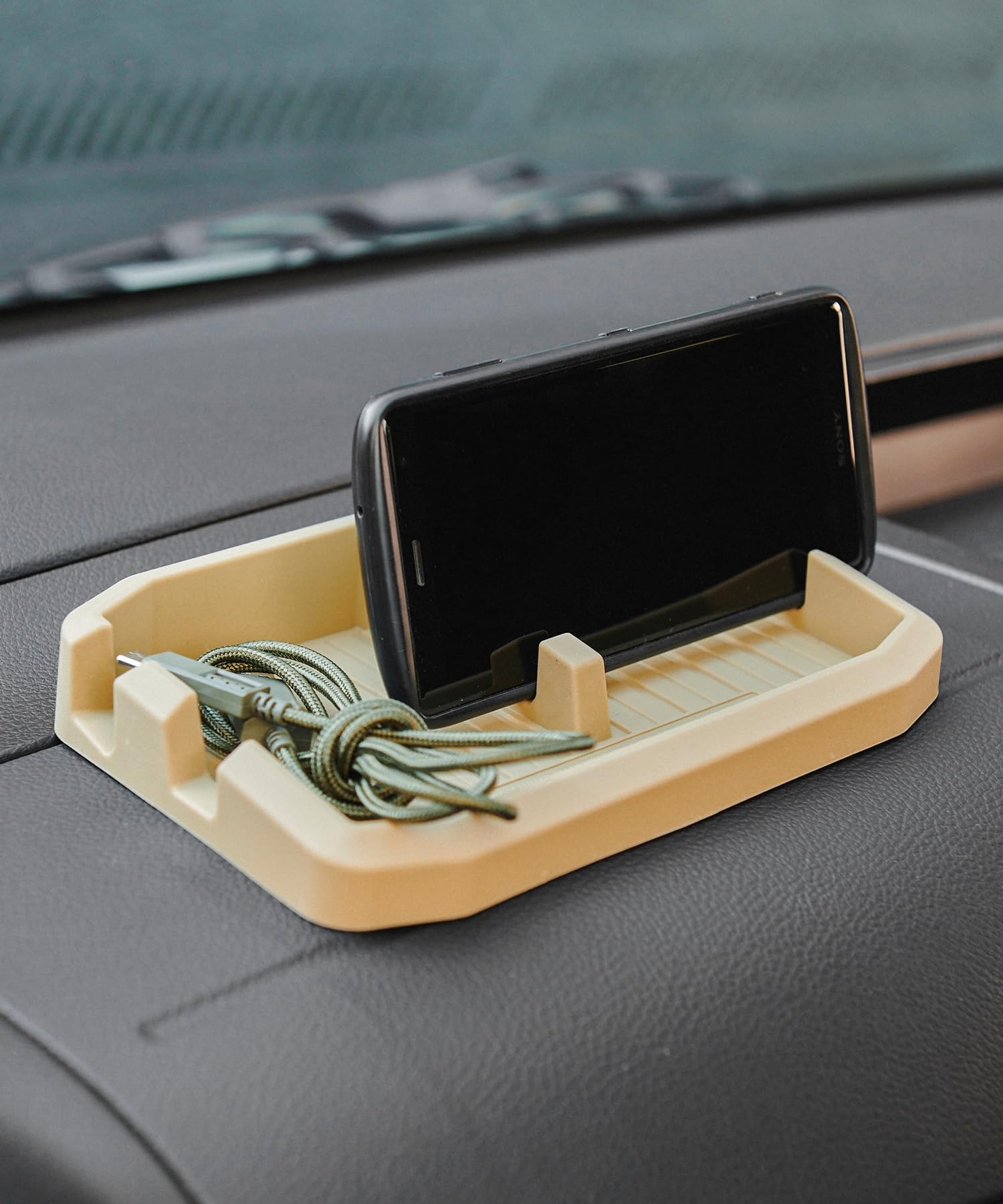 GORDON MILLER 1735853 Car Smartphone Stand Tray, Coyote Beige
GORDON MILLER 1735853 Car Smartphone Stand Tray, Coyote Beige