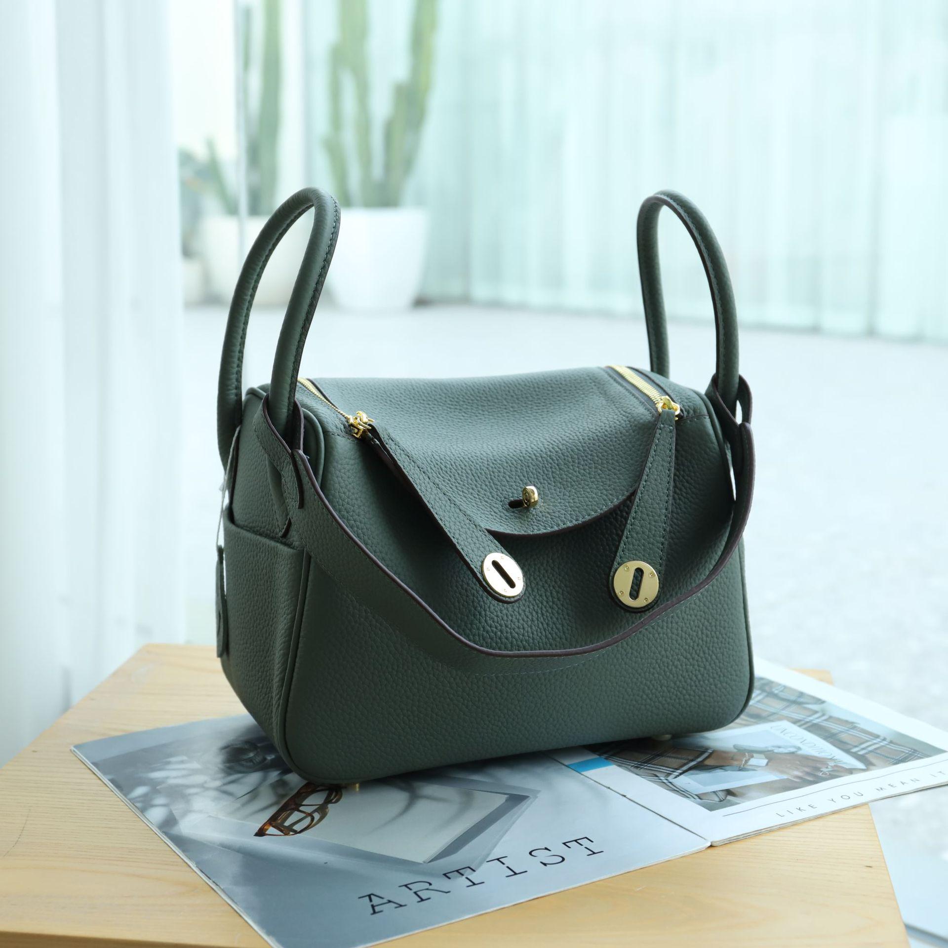 2025 Women s Genuine Leather Lindy 26 Bag - Gold Buckle, Handheld, Crossbody & Shoulder Options. 26L x 15W x 18H CM
2025 Women s Genuine Leather Lindy 26 Bag - Gold Buckle, Handheld, Crossbody & Shoulder Options. 26L x 15W x 18H CM