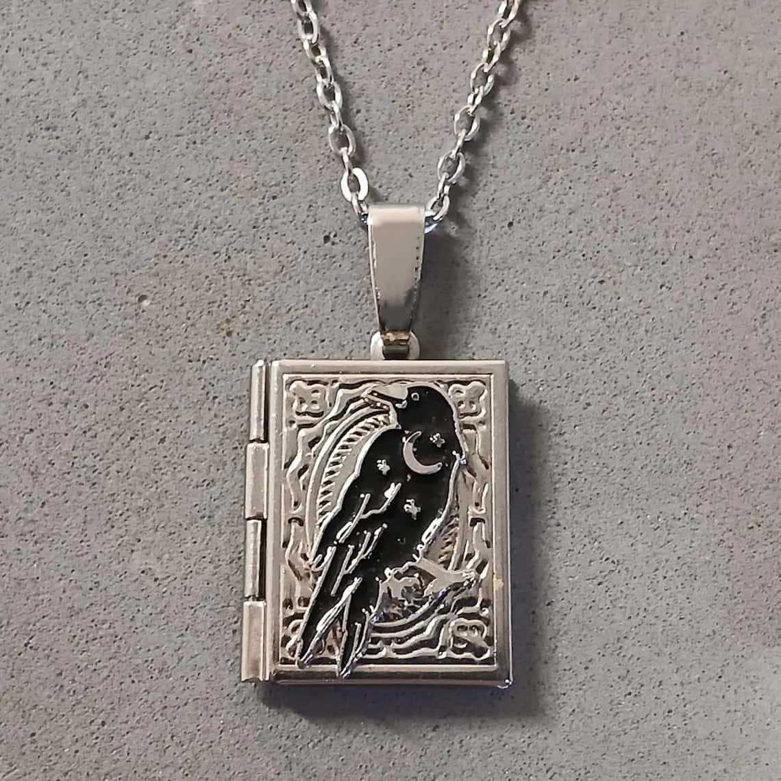 Trendy Exquisite Carving Moon Black Crow Photo Box Pendant Necklace for Men Women Hallowmas Goth Vampire Stainless Steel Jewelry
Trendy Exquisite Carving Moon Black Crow Photo Box Pendant Necklace for Men Women Hallowmas Goth Vampire Stainless Steel Jewelry