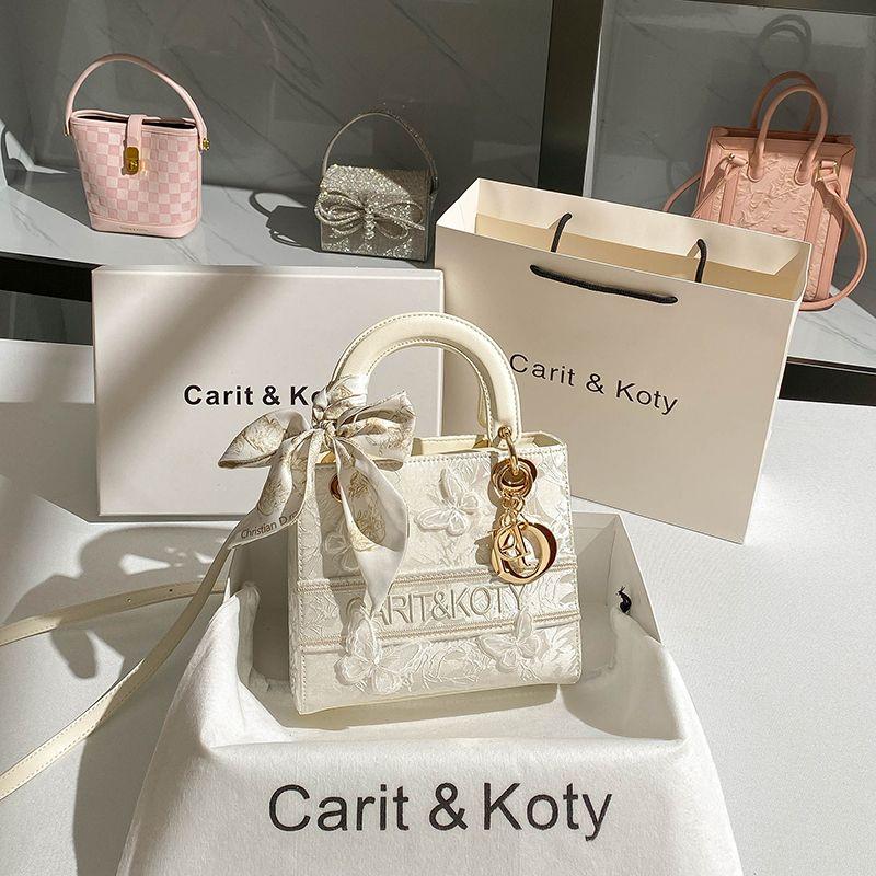 Новый китайский стиль Гофэн Тяжелая промышленность Сумка-тоут для поездок на работу Вышивка White
Новый китайский стиль Гофэн Тяжелая промышленность Сумка-тоут для поездок на работу Вышивка White