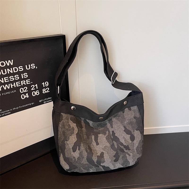 New Fashi Crossbody Bag Women Casual Camouflage Canvas Shoulder Bag Trendy Splicing Design Fashi and Versatile Commuting Bag чёрный
New Fashi Crossbody Bag Women Casual Camouflage Canvas Shoulder Bag Trendy Splicing Design Fashi and Versatile Commuting Bag чёрный