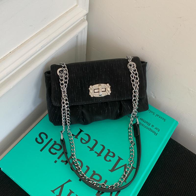 Korean sweet fashion style small square bag 2025 new niche chain bag high value pleated shoulder messenger bag
Korean sweet fashion style small square bag 2025 new niche chain bag high value pleated shoulder messenger bag