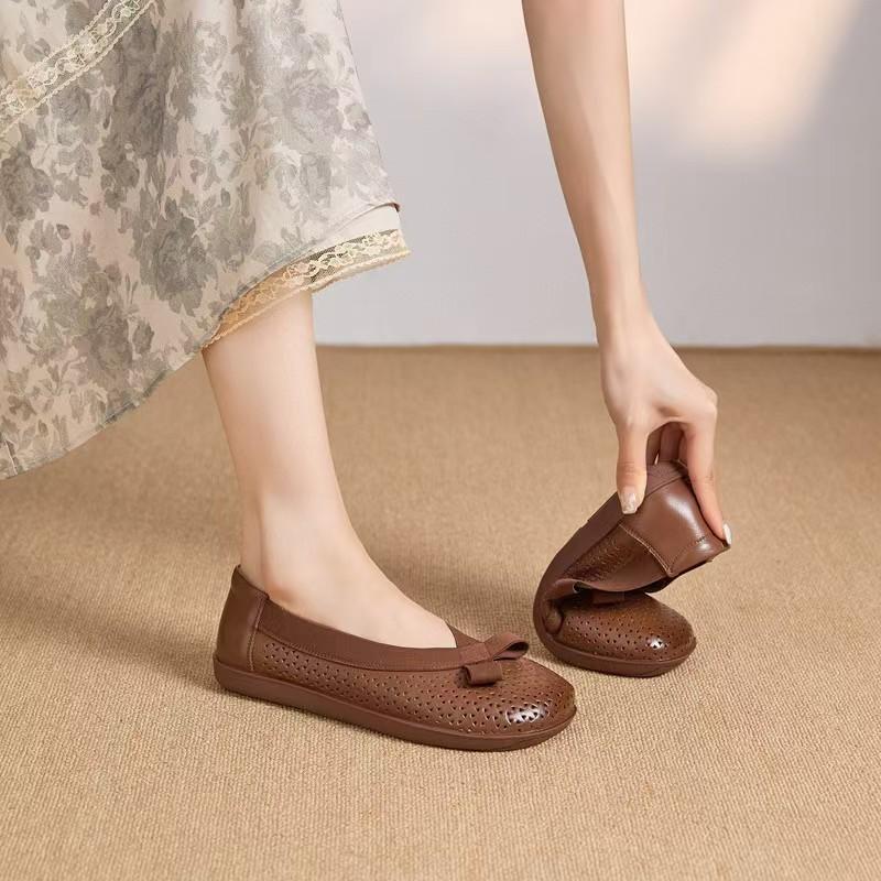 Hollow single shoes women s summer new flat bottom first layer cowhide breathable hole shoes soft sole shallow mouth mother shoes 40 коричневий
Hollow single shoes women s summer new flat bottom first layer cowhide breathable hole shoes soft sole shallow mouth mother shoes 40 коричневий
