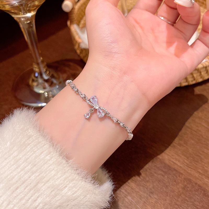 Элегантный браслет с бабочкой из циркона и жемчугом — универсальный женский гламурный стиль
Элегантный браслет с бабочкой из циркона и жемчугом — универсальный женский гламурный стиль