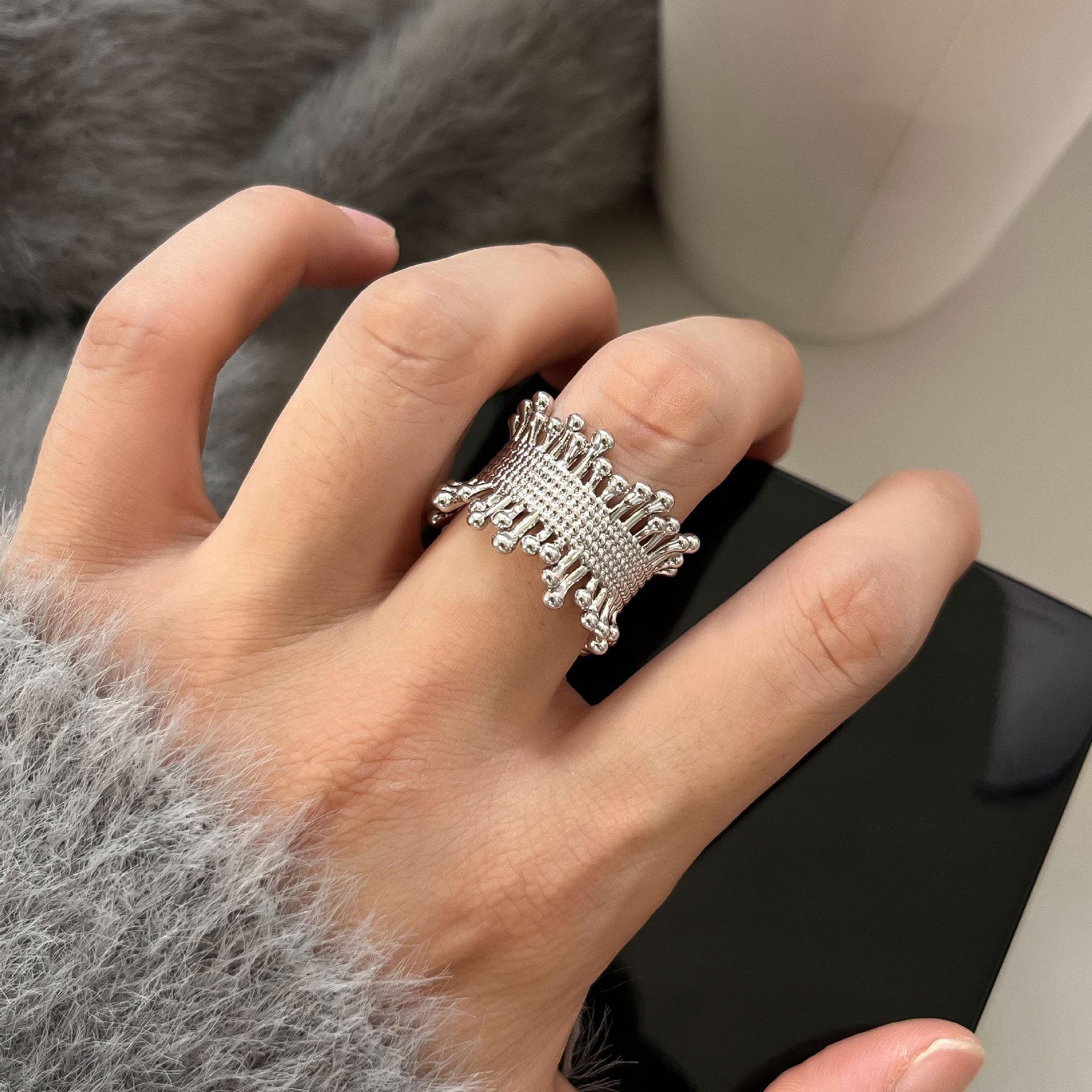 Модное плетеное металлическое кольцо для женщин - Элегантный, универсальный и уникальный дизайн
Модное плетеное металлическое кольцо для женщин - Элегантный, универсальный и уникальный дизайн