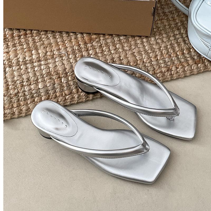 Fashion square head popular thick heel flip-flops women s summer wear 2025 new non-slip and versatile high-end cool slippers 35 серебряный
Fashion square head popular thick heel flip-flops women s summer wear 2025 new non-slip and versatile high-end cool slippers 35 серебряный