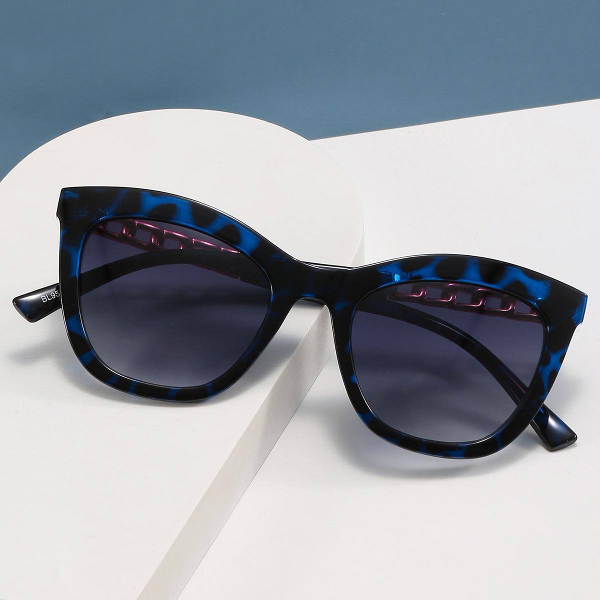 Latest Durable Metal Metal Chain Hollowed Out Sun Glasses Glasses Men And Ladies Trend Vintage Street Photography Sunglasses Net Red Same Eyeglasses
Latest Durable Metal Metal Chain Hollowed Out Sun Glasses Glasses Men And Ladies Trend Vintage Street Photography Sunglasses Net Red Same Eyeglasses