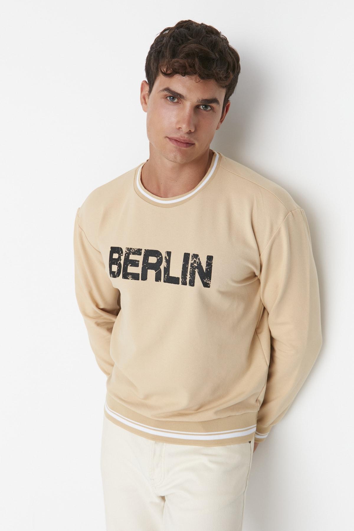 Изумрудный мужской хлопковый свитшот свободного кроя с длинными рукавами и принтом TMNAW23SW00135.. 
Изумрудный мужской хлопковый свитшот свободного кроя с длинными рукавами и принтом TMNAW23SW00135..