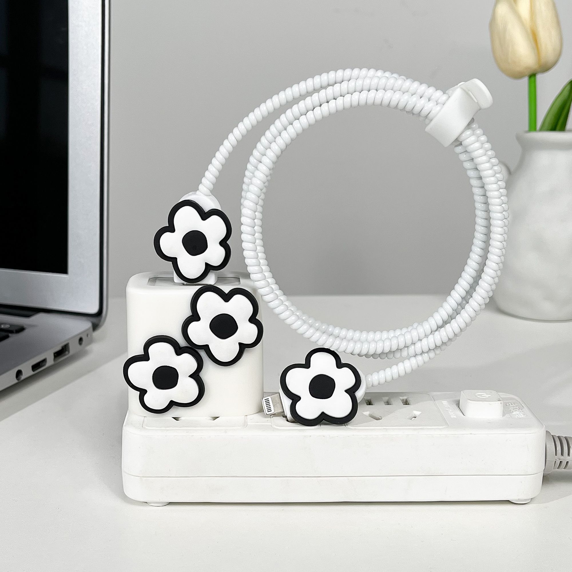 Простий стиль Матовий чорно-білий квітковий захисний футляр для зарядного пристрою Захищає для IPhone Кабель для зарядки, сумісний з Iphone 18/20 Вт A
Простий стиль Матовий чорно-білий квітковий захисний футляр для зарядного пристрою Захищає для IPhone Кабель для зарядки, сумісний з Iphone 18/20 Вт A