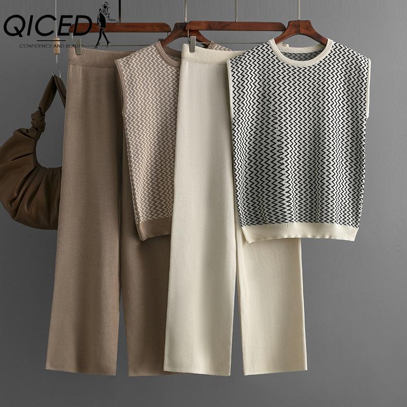 QICED Fashion Set: Women s Sleeveless Striped Knitted Top, Two-piece High-waisted Straight-leg Wide-leg Pants One size чорний
QICED Fashion Set: Women s Sleeveless Striped Knitted Top, Two-piece High-waisted Straight-leg Wide-leg Pants One size чорний