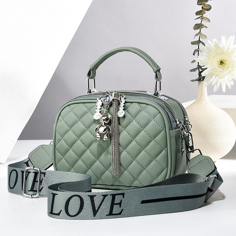 Women s bag bag fashion rhombus hand bag bear pendant fringed three-layer versatile messenger shoulder bag bags 20*9*15 зелений
Women s bag bag fashion rhombus hand bag bear pendant fringed three-layer versatile messenger shoulder bag bags 20*9*15 зелений