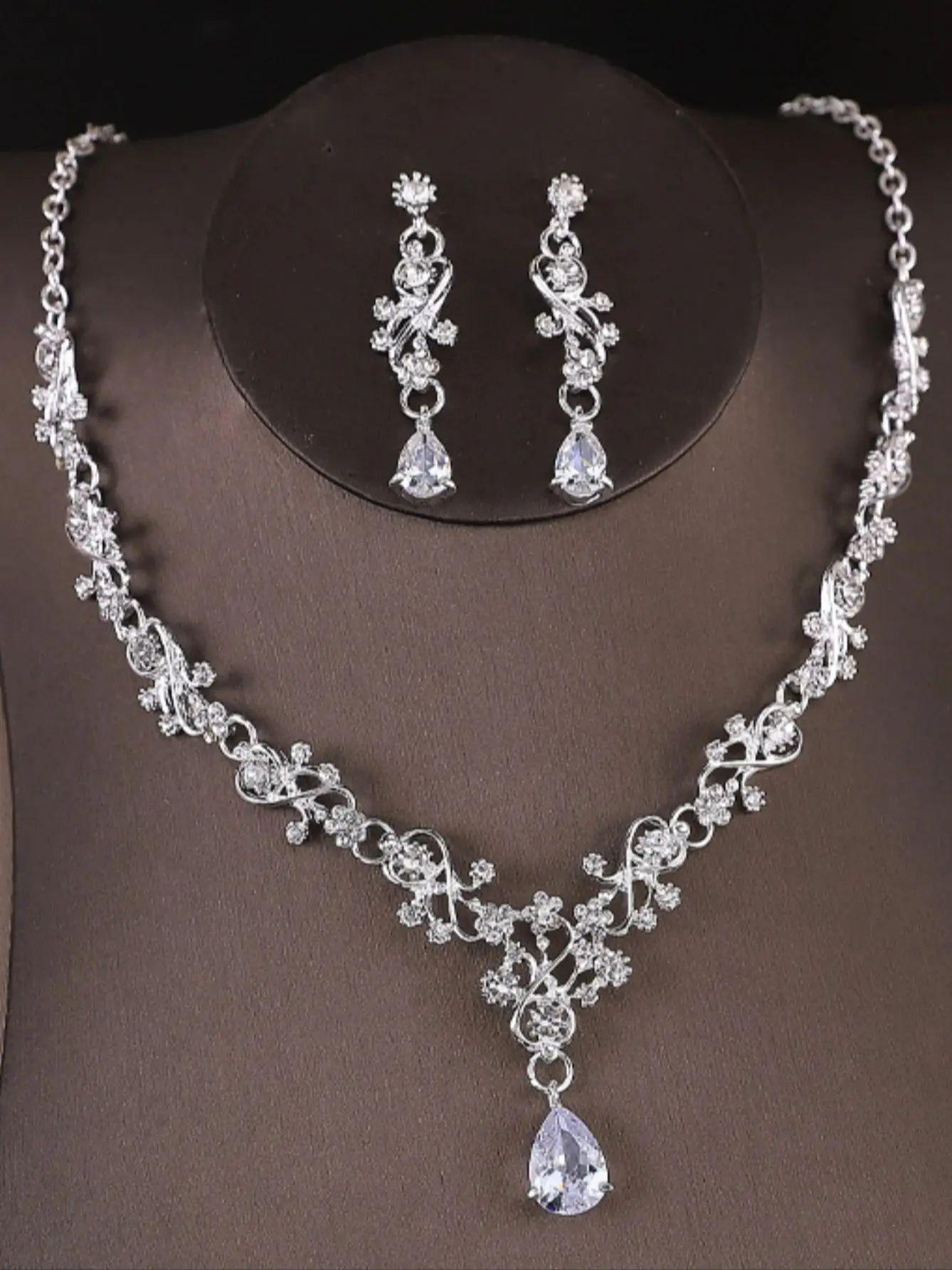 3 шт. женский модный цирконовый набор со стразами, цирконом, каплями воды, ожерелье, серьги, аксессуары для свадебного платья
3 шт. женский модный цирконовый набор со стразами, цирконом, каплями воды, ожерелье, серьги, аксессуары для свадебного платья