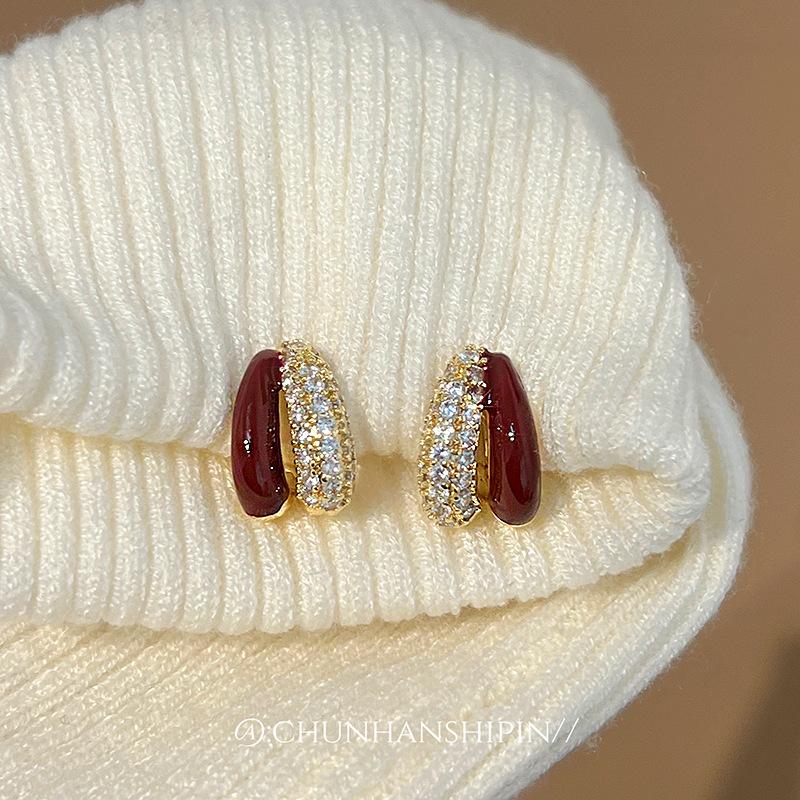 Autumn and winter retro red unique mosquito coil disc ear clips without ear piercings, new high-end drip earrings, niche earrings for women
Autumn and winter retro red unique mosquito coil disc ear clips without ear piercings, new high-end drip earrings, niche earrings for women