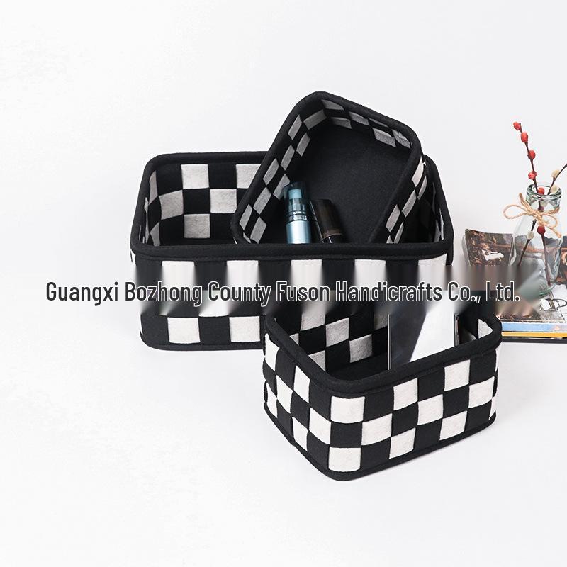 Черно-белая клетчатая фетровая настольная корзина для хранения - Ручная работа, Креативный плетеный дизайн для закусок и мелочей 21x16.5x12 cm
Черно-белая клетчатая фетровая настольная корзина для хранения - Ручная работа, Креативный плетеный дизайн для закусок и мелочей 21x16.5x12 cm