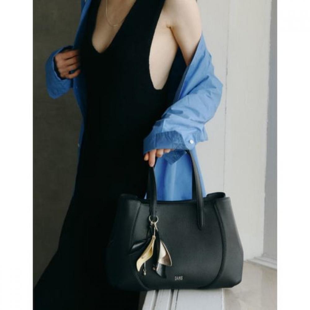 Daks Black Cowhide Flower CharM Tote Bag M Dcba6f553bk Single option
Daks Black Cowhide Flower CharM Tote Bag M Dcba6f553bk Single option