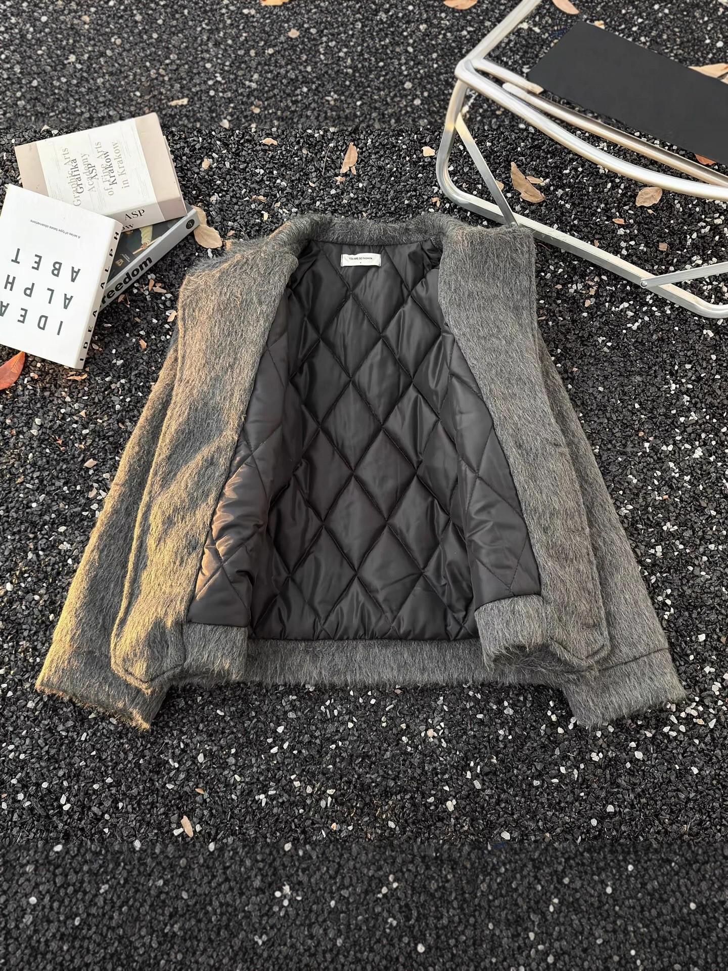 Men s Retro Gray Wool Coat - Heavyweight, Winter, Padded, Thickened, Lapel, Loose-Fit, Short Jacket 2XL глибокий/сірий колір
Men s Retro Gray Wool Coat - Heavyweight, Winter, Padded, Thickened, Lapel, Loose-Fit, Short Jacket 2XL глибокий/сірий колір