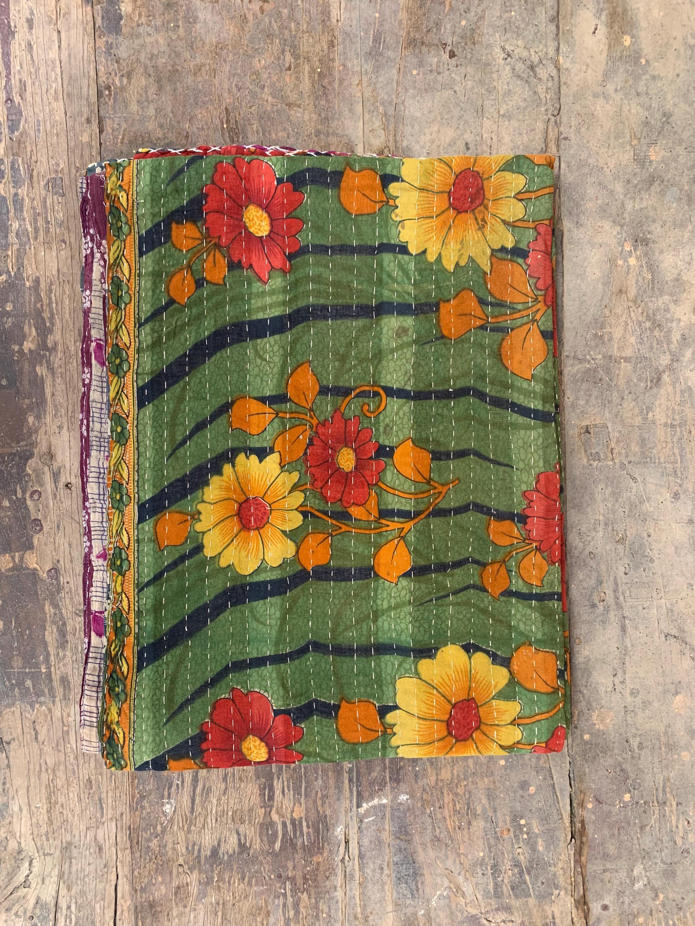 Handmade Kantha Quilt: Green Floral Vintage Sari Throw Blanket 80X 50 різнокольоровий
Handmade Kantha Quilt: Green Floral Vintage Sari Throw Blanket 80X 50 різнокольоровий