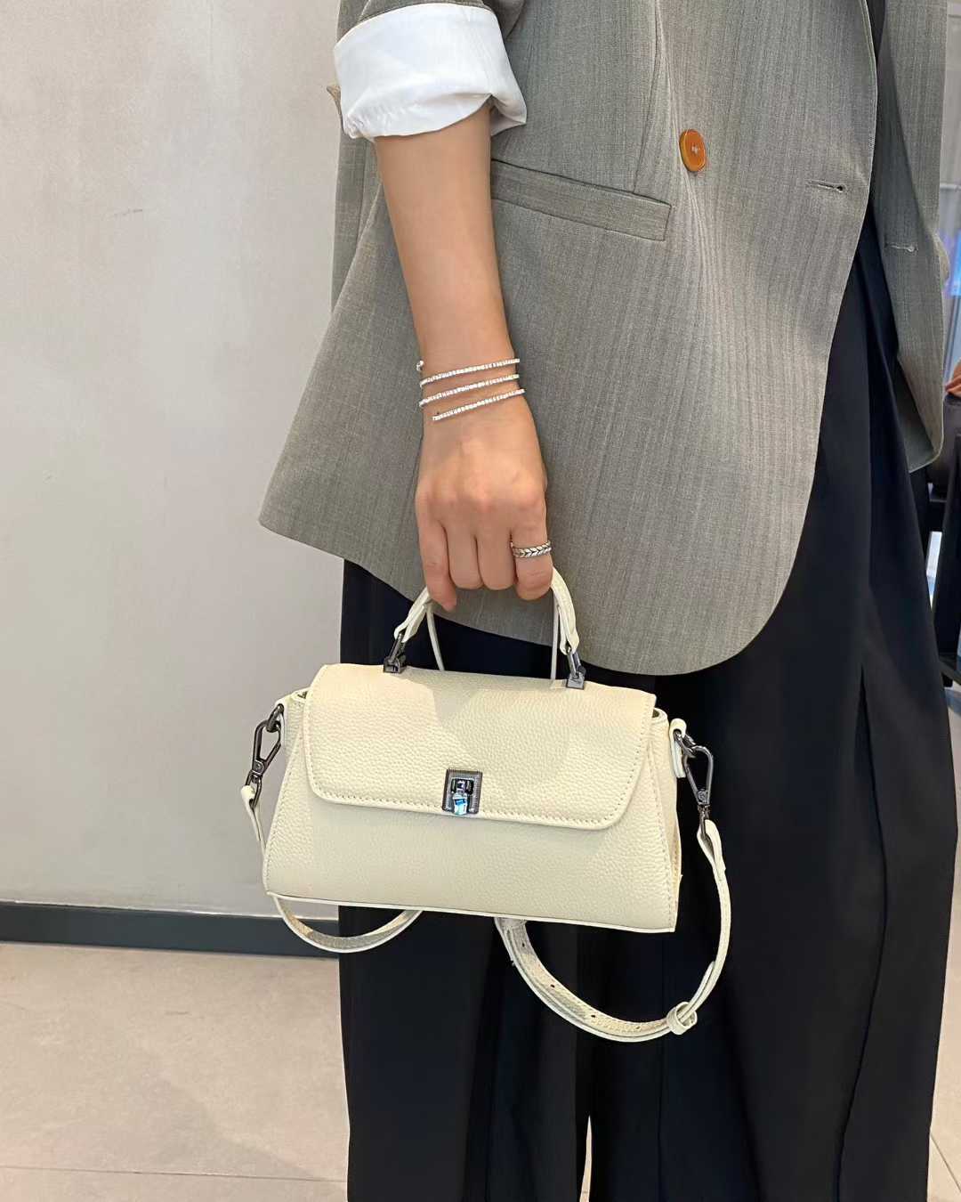 2026 New Small Genuine Leather Tote Bag Fashiable Cow Leather Handbag Woman Daily Real Cowhide Shoulder or Crossbody Bag
2026 New Small Genuine Leather Tote Bag Fashiable Cow Leather Handbag Woman Daily Real Cowhide Shoulder or Crossbody Bag
