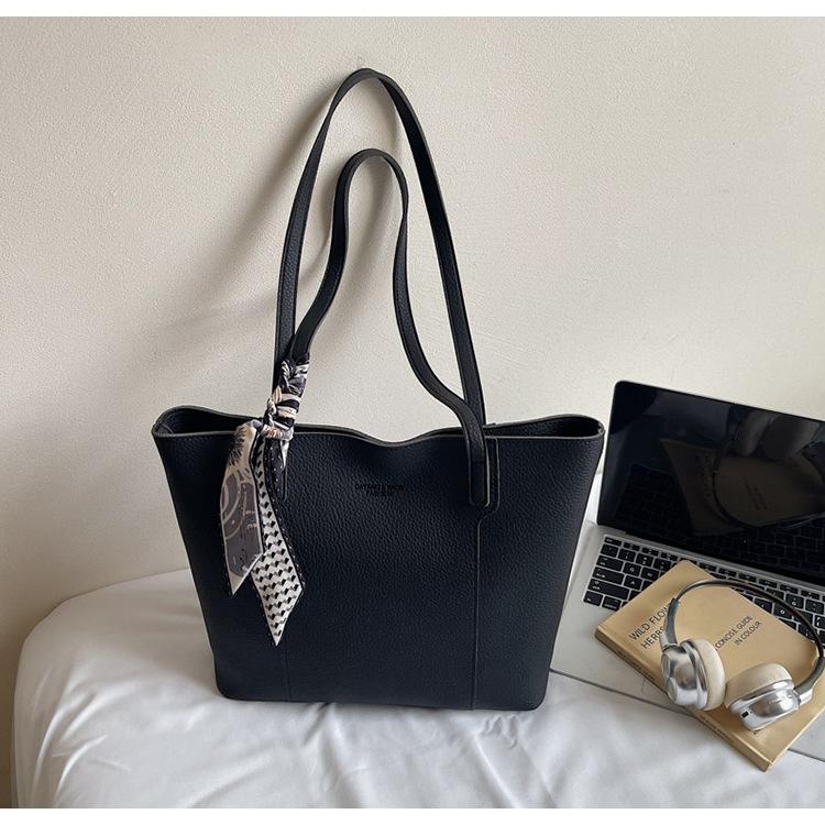 Student big bag women s 2025 new class versatile leisure bag high sense large capacity shoulder portable tote bag чёрный
Student big bag women s 2025 new class versatile leisure bag high sense large capacity shoulder portable tote bag чёрный