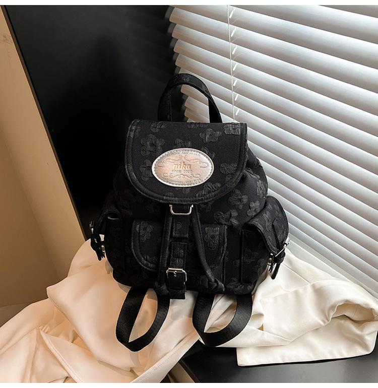 Korean niche backpack women s 2025 autumn new floral large-capacity high-quality textured portable casual backpack чорний
Korean niche backpack women s 2025 autumn new floral large-capacity high-quality textured portable casual backpack чорний