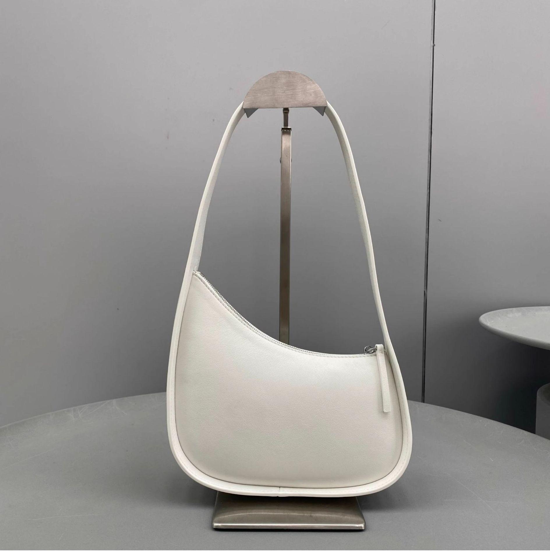 Сумка-полумесяц из натуральной кожи в стиле Кендалл
Сумка-полумесяц из натуральной кожи в стиле Кендалл