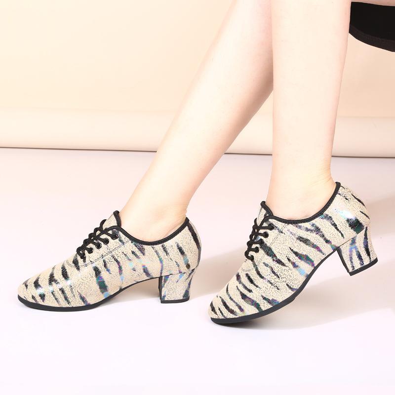 New Latin dance shoes Teacher dance shoes Women s soft-soled mid-heeled adult Latin dance shoes Square dance practice high heels 41 бежевий
New Latin dance shoes Teacher dance shoes Women s soft-soled mid-heeled adult Latin dance shoes Square dance practice high heels 41 бежевий