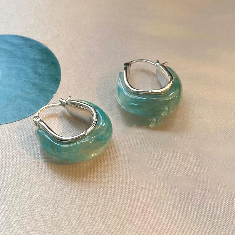 Серьги из смолы U-образной формы, ретро нишевый дизайн, легкая роскошь, высокий класс, серьги-клипсы, личность, мода, темперамент, универсальные серьги для женщин
Серьги из смолы U-образной формы, ретро нишевый дизайн, легкая роскошь, высокий класс, серьги-клипсы, личность, мода, темперамент, универсальные серьги для женщин