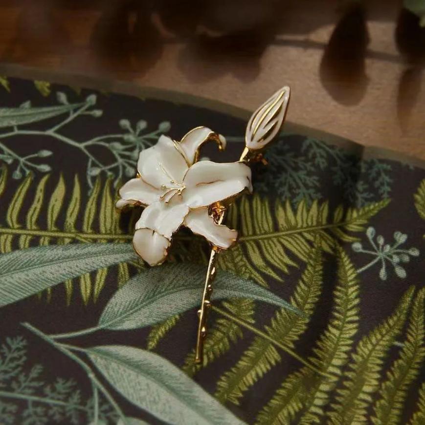 Elegant Lily Flower Brooch Pin for Blazers Suits Accessories Lapel Decoration with Secure Clasp Suitable for Various Fabrics and Occasions One Size
Elegant Lily Flower Brooch Pin for Blazers Suits Accessories Lapel Decoration with Secure Clasp Suitable for Various Fabrics and Occasions One Size
