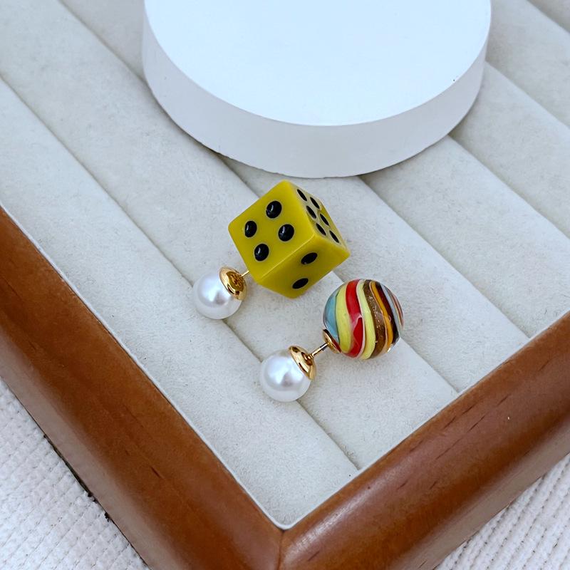 Elegant Asymmetrical Pearl & Glass Ball Stud Earrings with European-American Flair
Elegant Asymmetrical Pearl & Glass Ball Stud Earrings with European-American Flair